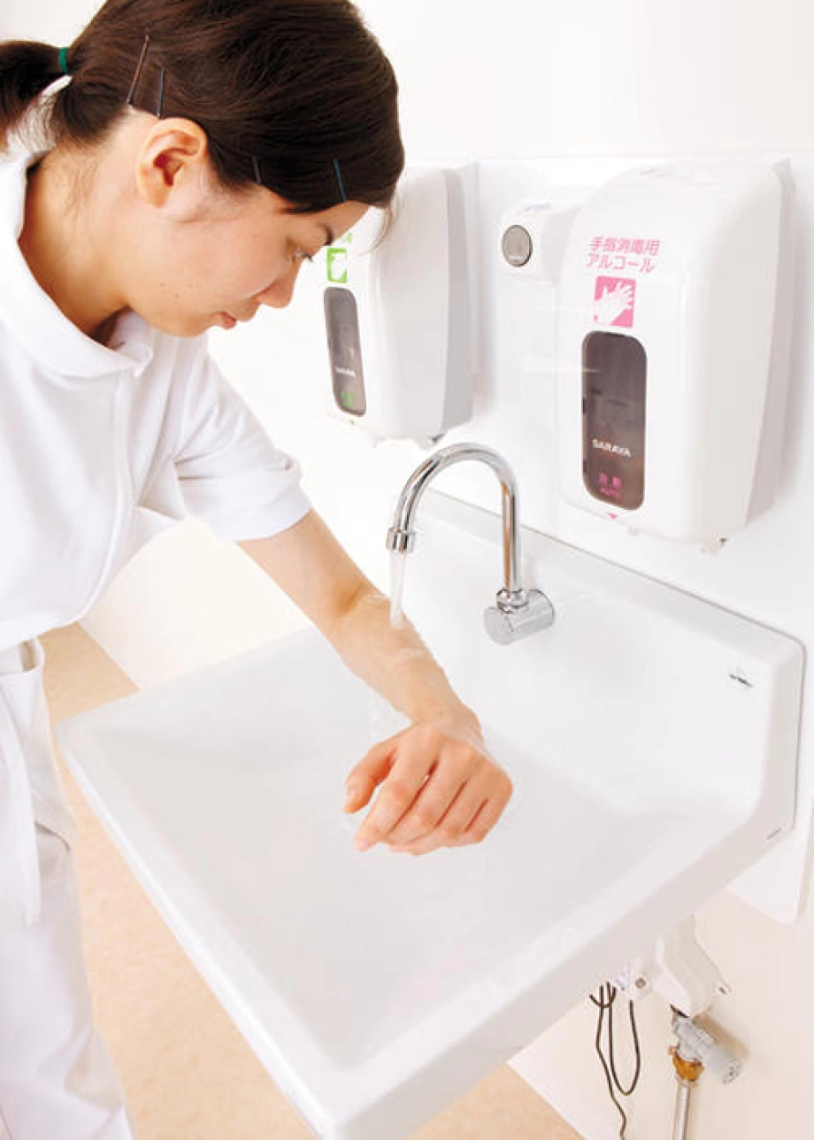 Vệ sinh tay Saraya